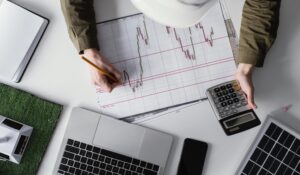 Smart Investing on a Budget: Simple and Powerful Strategies to Start with $100 or Less